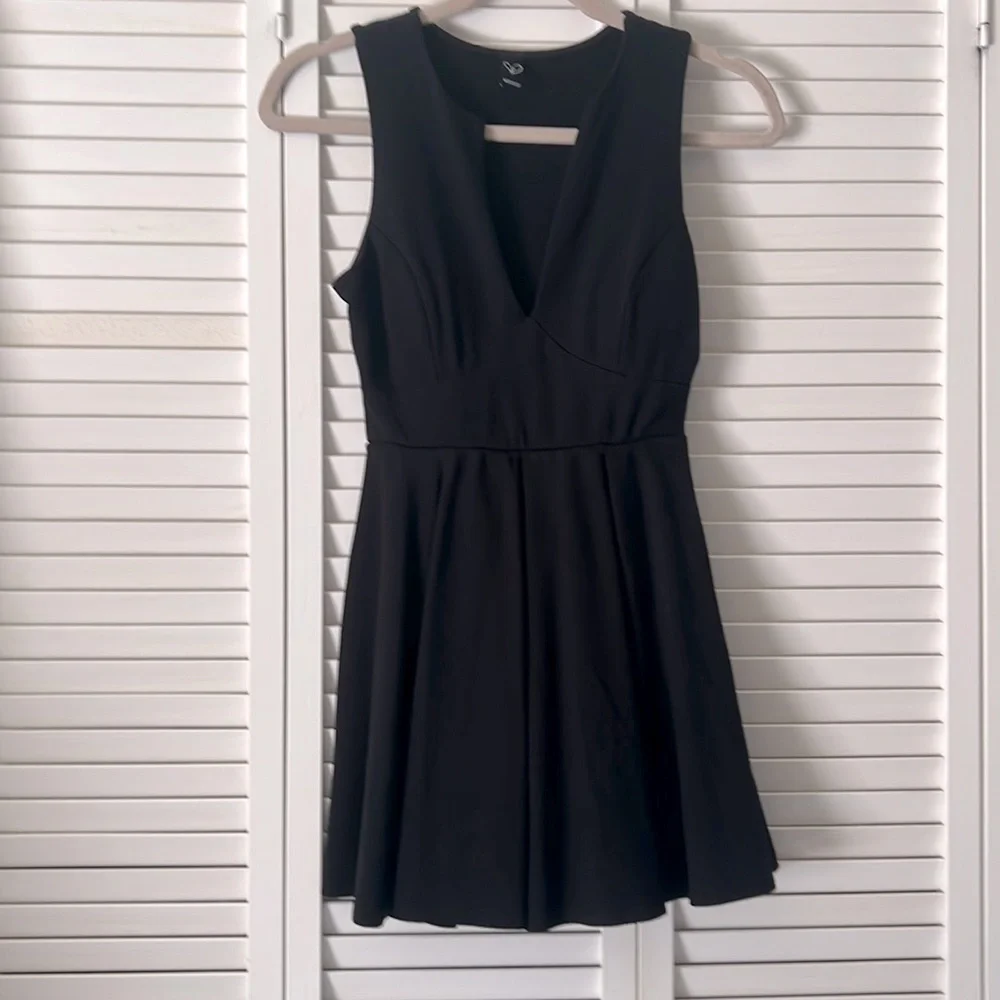 CUTE BLACK DRESS - Picture 1 of 5